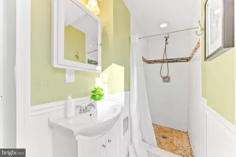 Bath - 15 E Barney St, Baltimore, MD 21230 photo 2 of 3