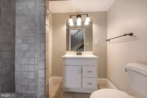 Bath - 912 S Decker Ave, Baltimore, MD 21224 photo 3 of 3