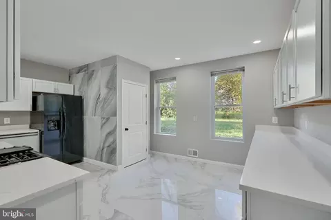 Entry Way - 706 Springfield Ave, Baltimore, MD 21212 photo 3 of 12