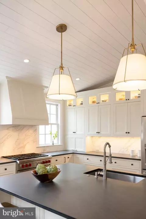 Kitchen - 2112 E Pratt St, Baltimore, MD 21231 photo 2 of 9