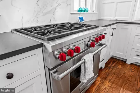 Kitchen - 2112 E Pratt St, Baltimore, MD 21231 photo 7 of 9