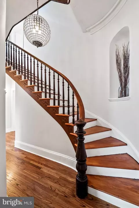 Entry Way - 2112 E Pratt St, Baltimore, MD 21231 photo 8 of 9