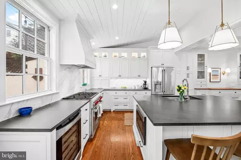 Kitchen - 2112 E Pratt St, Baltimore, MD 21231 photo 8 of 9