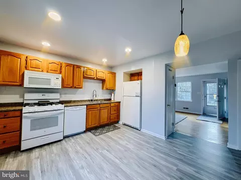 Entry Way - 4768 Melbourne Rd, Baltimore, MD 21229 photo 2 of 4
