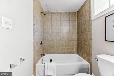 Bath - 4209 Ivanhoe Ave, Baltimore, MD 21212 photo 2 of 5