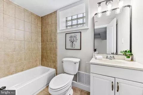 Bath - 4209 Ivanhoe Ave, Baltimore, MD 21212 photo 1 of 5