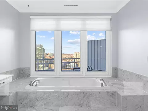 Bath - 100 Harborview Dr #PH1D, Baltimore, MD 21230 photo 2 of 8