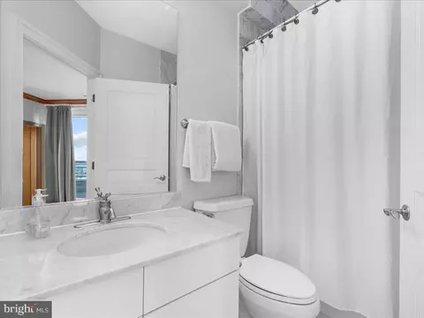 Bath - 100 Harborview Dr #PH1D, Baltimore, MD 21230 photo 5 of 8
