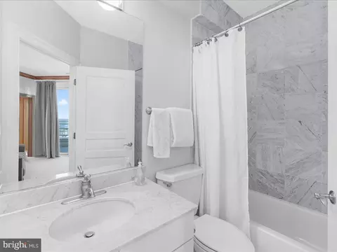 Bath - 100 Harborview Dr #PH1D, Baltimore, MD 21230 photo 6 of 8