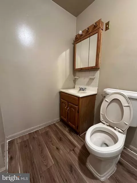 Bath - 517 S Regester St, Baltimore, MD 21231 photo 2 of 2