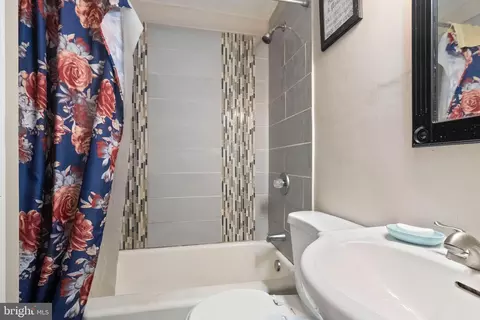 Bath - 3731 Lyndale Ave, Baltimore, MD 21213 photo 1 of 1