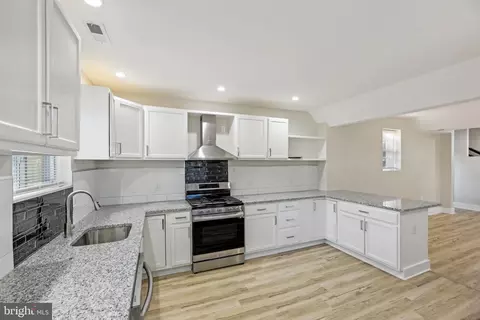 Entry Way - 5521 Radecke Ave, Baltimore, MD 21206 photo 6 of 10