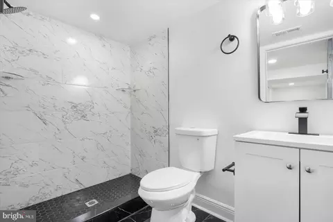 Bath - 5632 Anthony Ave, Baltimore, MD 21206 photo 2 of 7