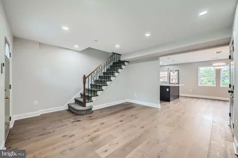 Entry Way - 25 S Rosedale St, Baltimore, MD 21229 photo 3 of 8