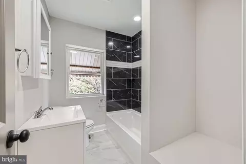 Entry Way - 25 S Rosedale St, Baltimore, MD 21229 photo 5 of 8