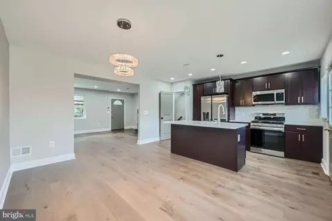 Entry Way - 25 S Rosedale St, Baltimore, MD 21229 photo 4 of 8