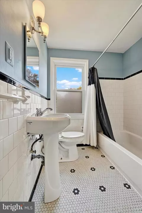 Bath - 4810 Crowson Ave, Baltimore, MD 21212 photo 1 of 1