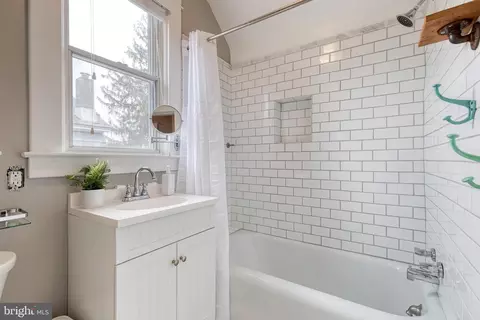 Bath - 502 Westgate Rd, Baltimore, MD 21229 photo 1 of 2