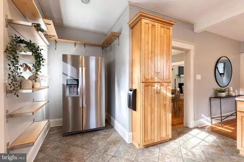 Entry Way - 502 Westgate Rd, Baltimore, MD 21229 photo 3 of 3