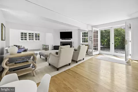 Living - 203 Saint Dunstans Rd, Baltimore, MD 21212 photo 5 of 6