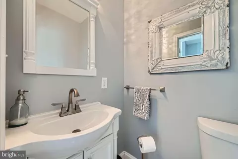 Bath - 8 Goodale Pl, Baltimore, MD 21212 photo 1 of 4