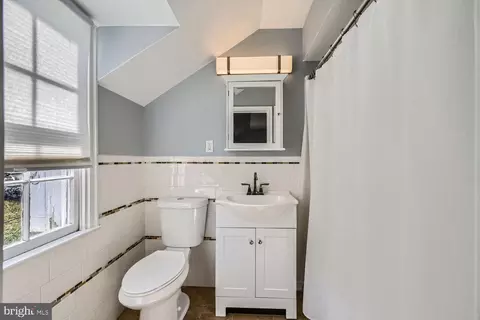 Bath - 8 Goodale Pl, Baltimore, MD 21212 photo 2 of 4