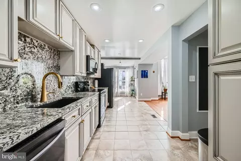 Entry Way - 8 Goodale Pl, Baltimore, MD 21212 photo 4 of 7