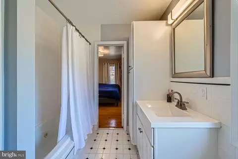 Bath - 8 Goodale Pl, Baltimore, MD 21212 photo 4 of 4