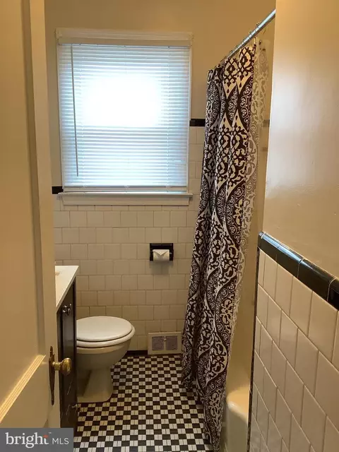 Bath - 4904 Grindon Ave, Baltimore, MD 21214 photo 1 of 2