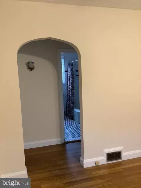 Entry Way - 4904 Grindon Ave, Baltimore, MD 21214 photo 2 of 5
