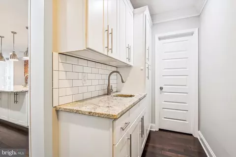 Entry Way - 3242 Odonnell St, Baltimore, MD 21224 photo 3 of 4