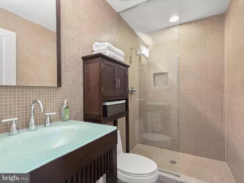 Bath - 2616 Lighthouse Ln, Baltimore, MD 21224 photo 6 of 8