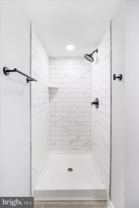 Bath - 5400 Mayview Ave, Baltimore, MD 21206 photo 4 of 5