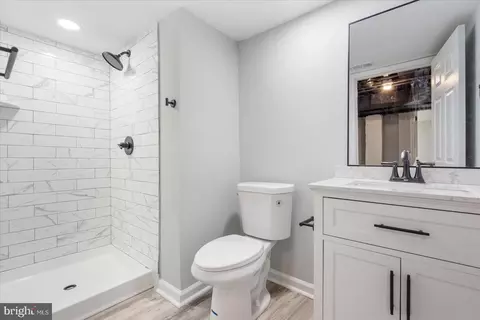 Bath - 5400 Mayview Ave, Baltimore, MD 21206 photo 3 of 5