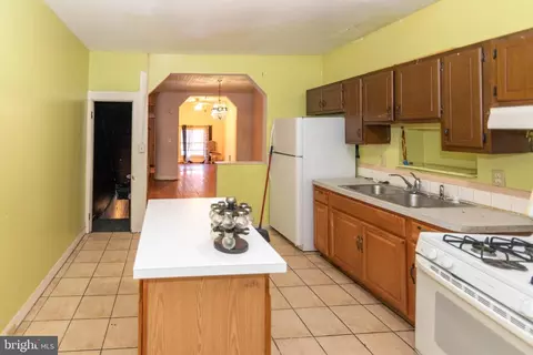 Entry Way - 1206 N Luzerne Ave, Baltimore, MD 21213 photo 3 of 7