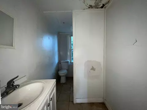 Entry Way - 2548 Frederick Ave, Baltimore, MD 21223 photo 7 of 10