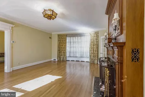 Living - 3500 Fallstaff Rd, Baltimore, MD 21215 photo 7 of 11