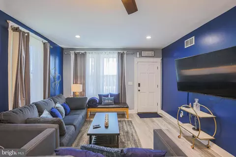 Entry Way - 6206 Everall Ave, Baltimore, MD 21206 photo 5 of 24