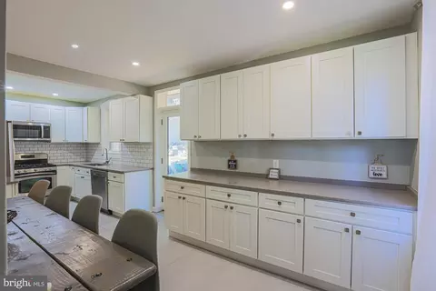 Entry Way - 6206 Everall Ave, Baltimore, MD 21206 photo 7 of 24