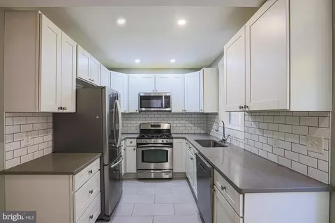 Entry Way - 6206 Everall Ave, Baltimore, MD 21206 photo 10 of 24