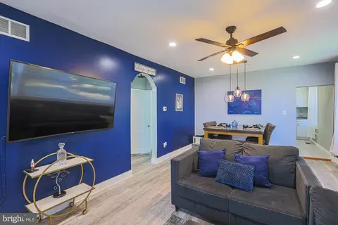 Entry Way - 6206 Everall Ave, Baltimore, MD 21206 photo 3 of 24