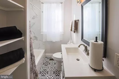Bath - 6206 Everall Ave, Baltimore, MD 21206 photo 2 of 7