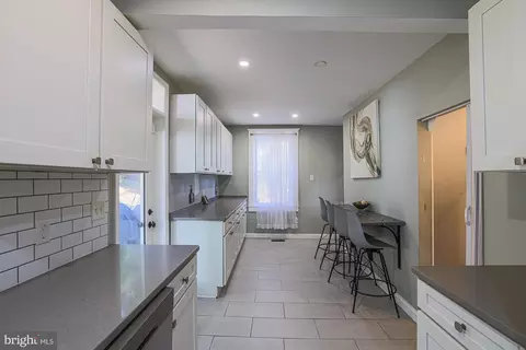 Entry Way - 6206 Everall Ave, Baltimore, MD 21206 photo 12 of 24