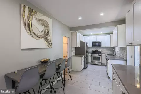 Entry Way - 6206 Everall Ave, Baltimore, MD 21206 photo 9 of 24