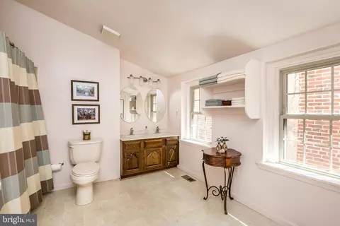 Bath - 627 N Paca St, Baltimore, MD 21201 photo 4 of 5