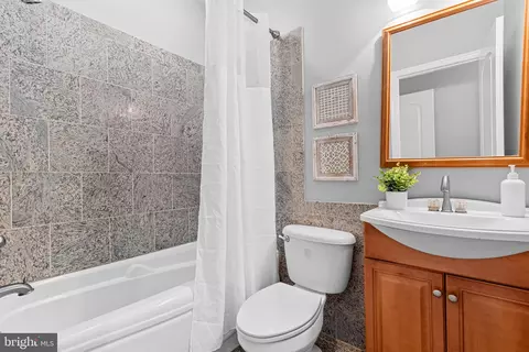 Bath - 514 S Decker Ave, Baltimore, MD 21224 photo 1 of 2