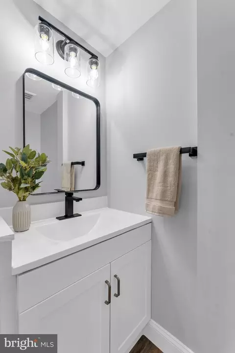 Bath - 910 Mount Holly St, Baltimore, MD 21229 photo 3 of 4