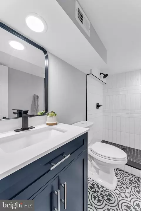 Bath - 910 Mount Holly St, Baltimore, MD 21229 photo 4 of 4