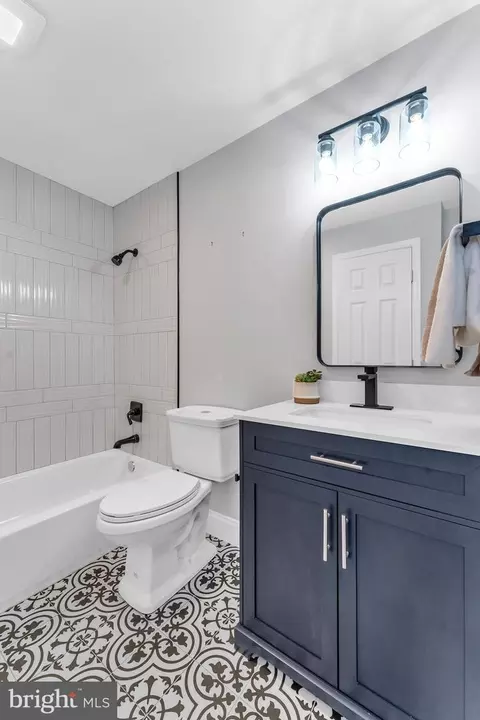 Bath - 910 Mount Holly St, Baltimore, MD 21229 photo 2 of 4