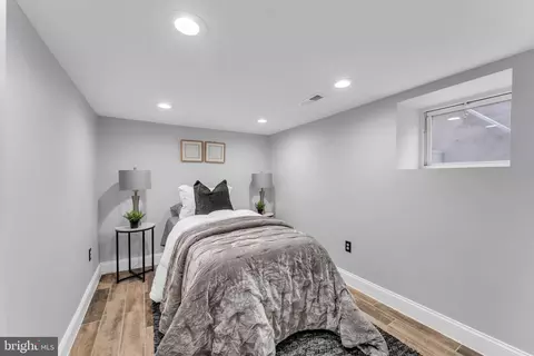 Bedroom - 910 Mount Holly St, Baltimore, MD 21229 photo 2 of 5